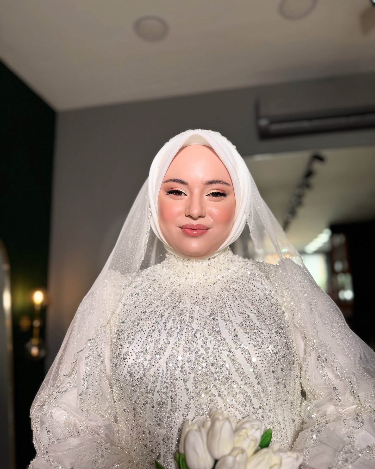 Tam taş işlemeli yüksek yaka tesettür gelinlik modern iç mekân çekimi