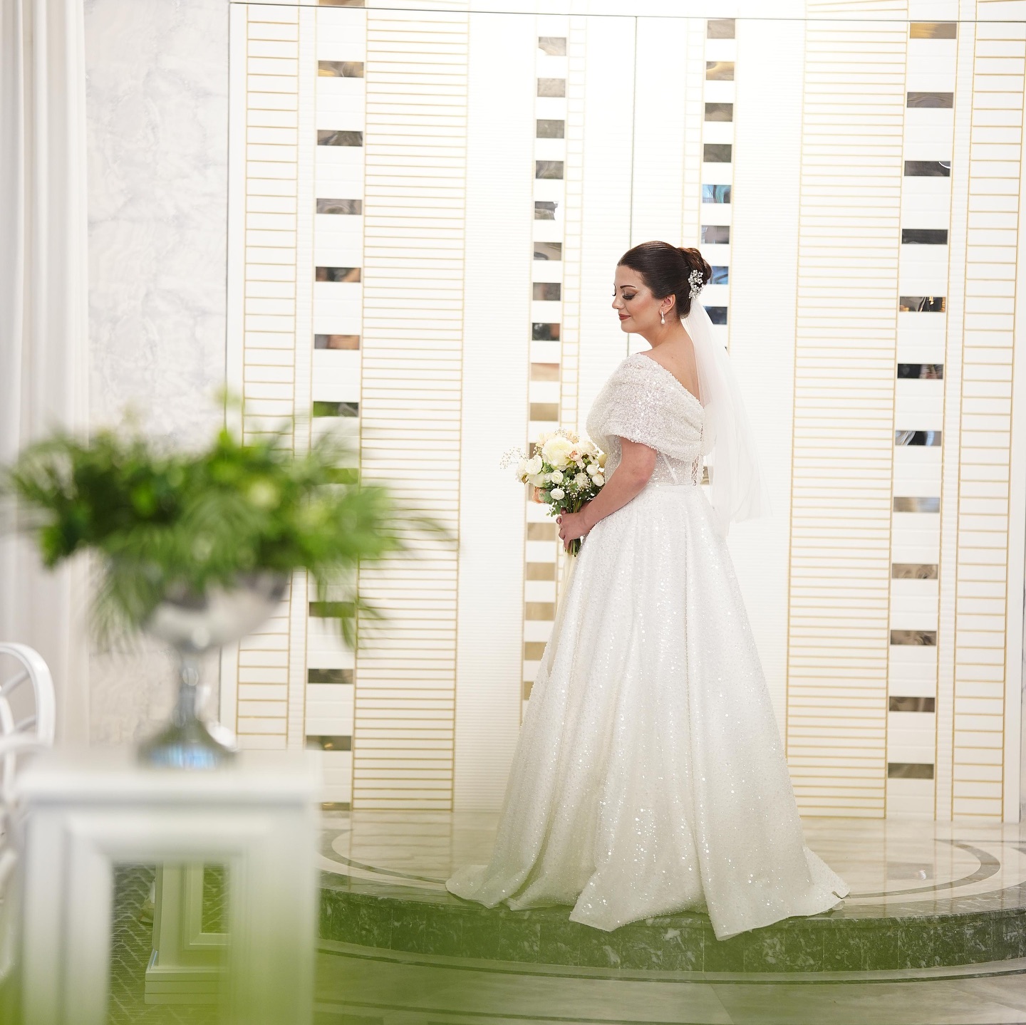 Loresima Moda Evi kare yaka, kısa kollu, simli prenses gelinlik – yan profil görünüm