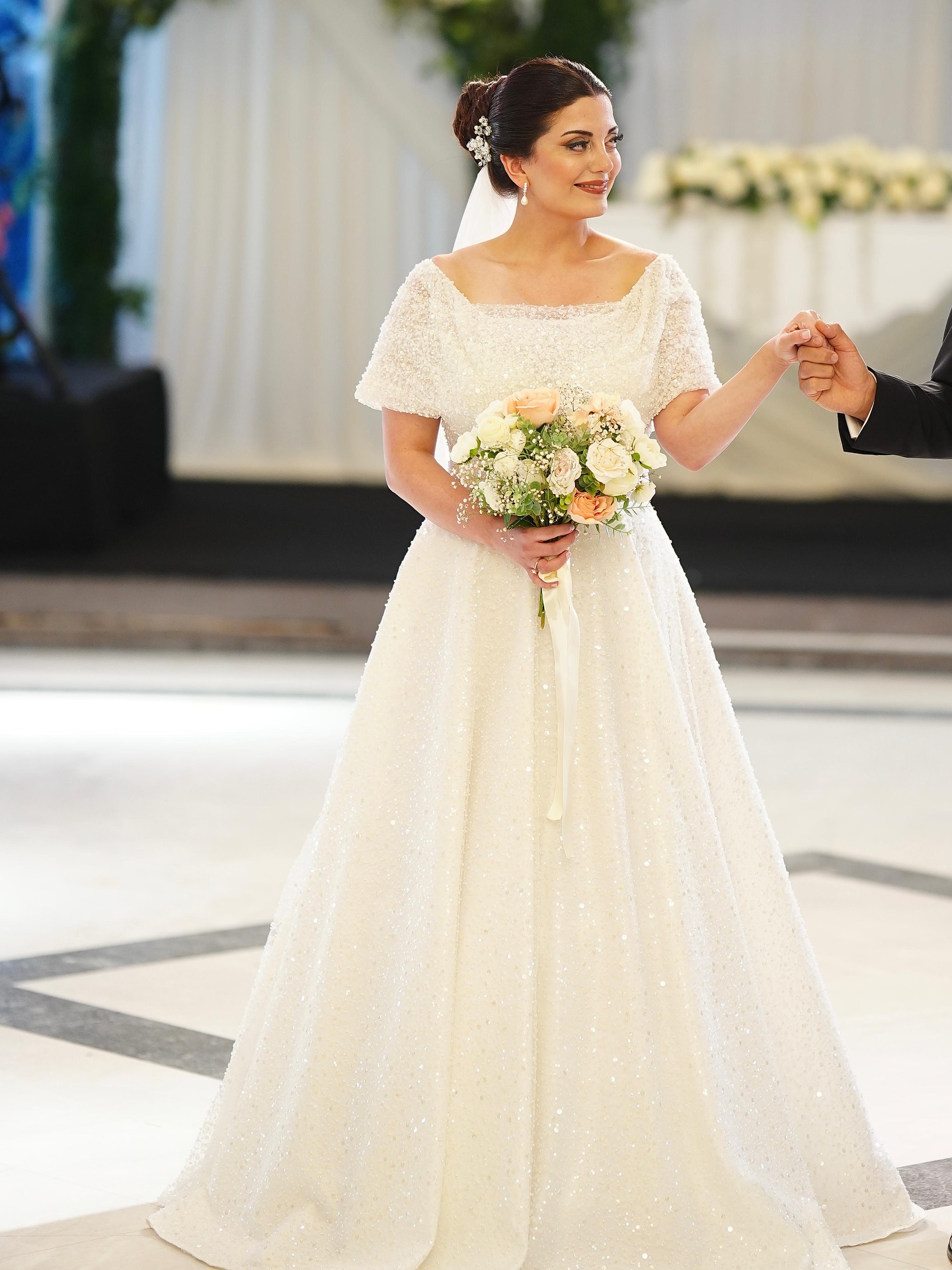 Loresima Moda Evi imzalı ışıltılı prenses gelinlik – gelin elinde çiçekle yürürken