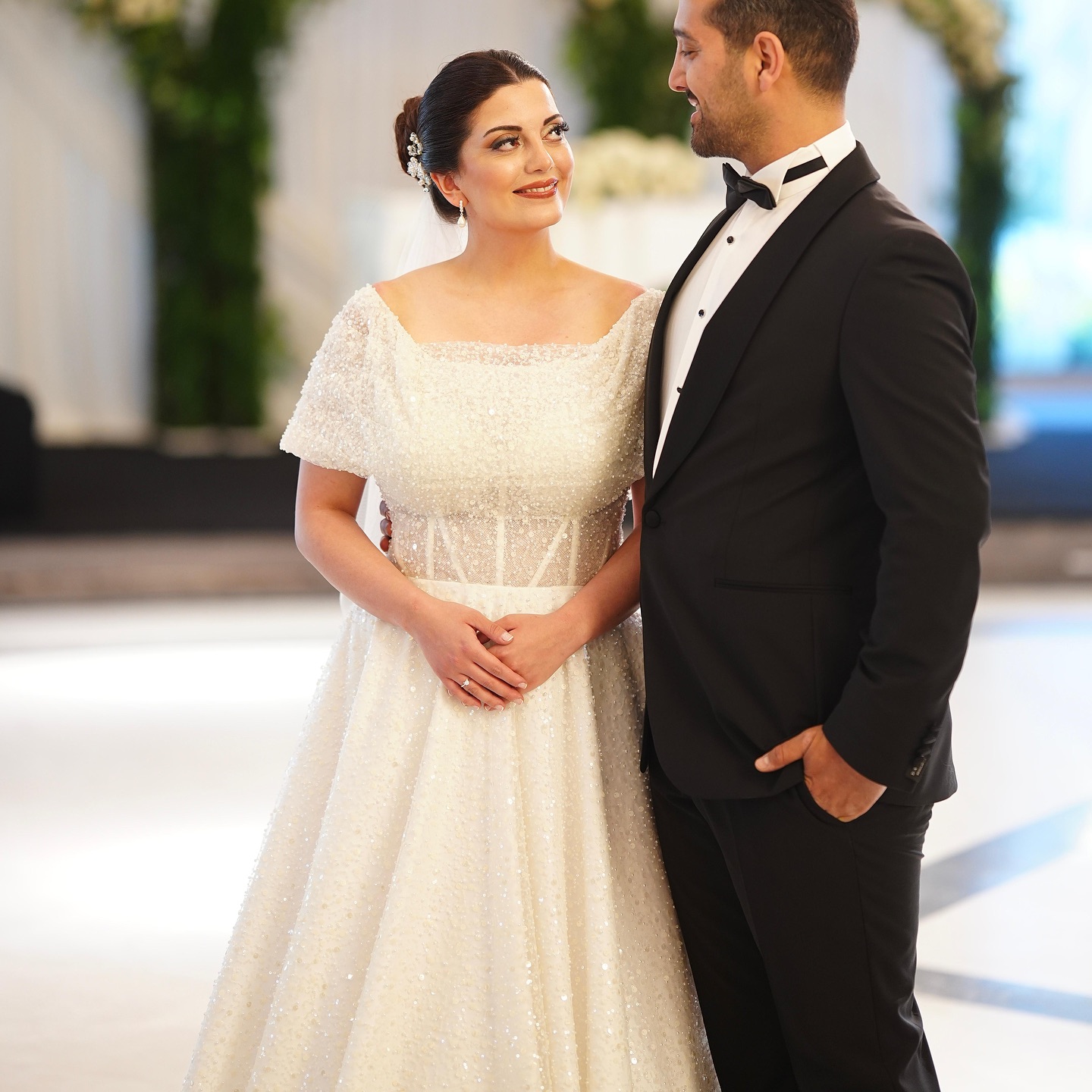 Loresima Moda Evi romantik kare yaka gelinlik – gelin ve damat birlikte poz verirken