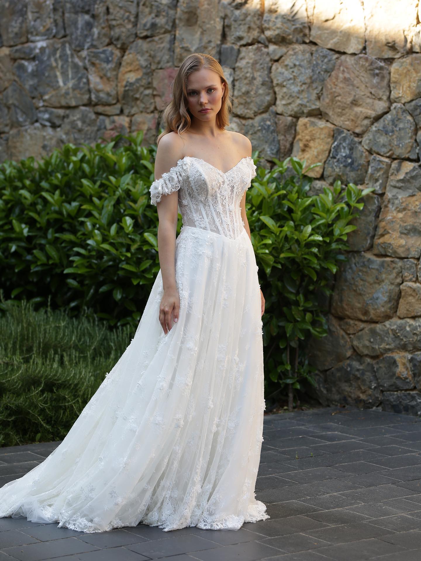 Omuzları açık, dantel korsajlı Madam Amour A kesim gelinlik – önden görünüm