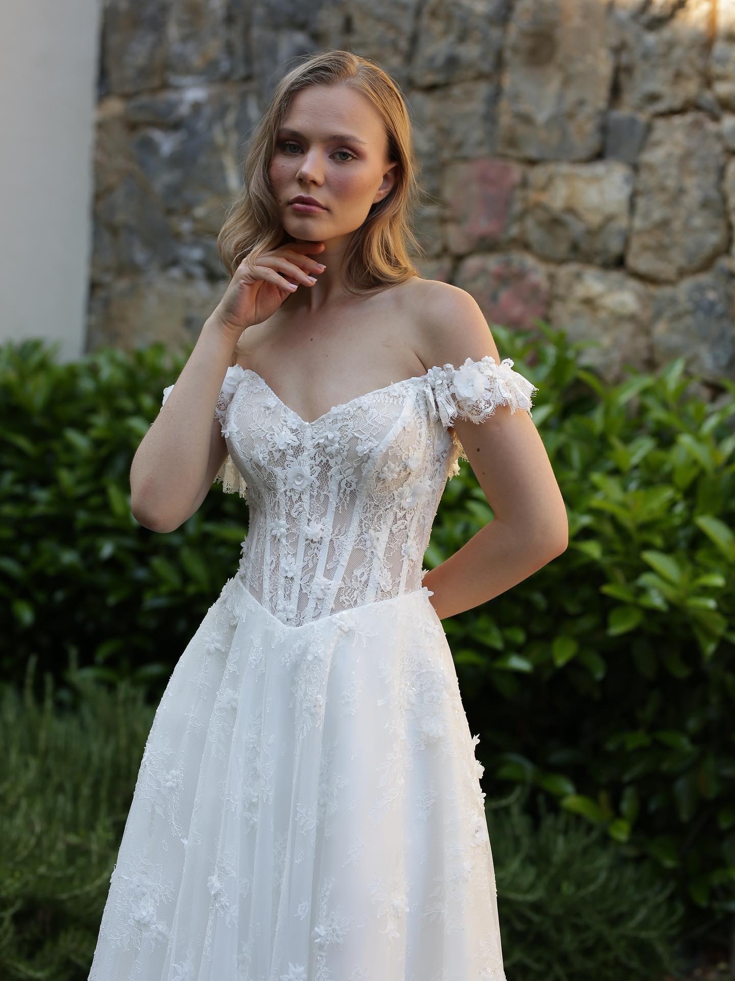 Transparan dantel detaylı, romantik Madam Amour gelinlik modeli – yakın plan