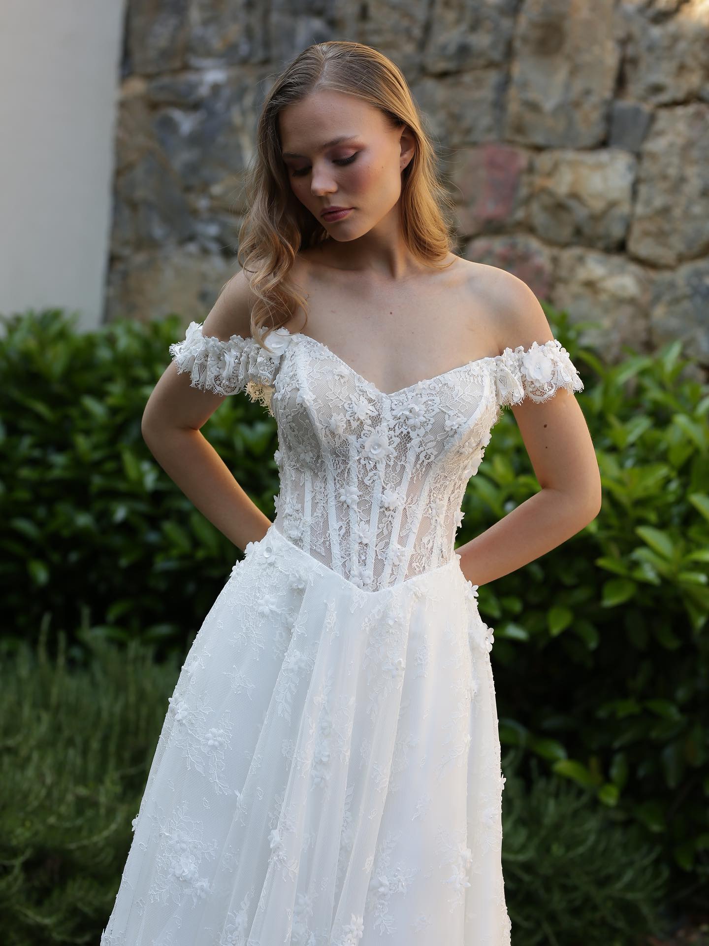 A kesim etekli, çiçek işlemeli Madam Amour gelinlik – doğal çekim görünümü