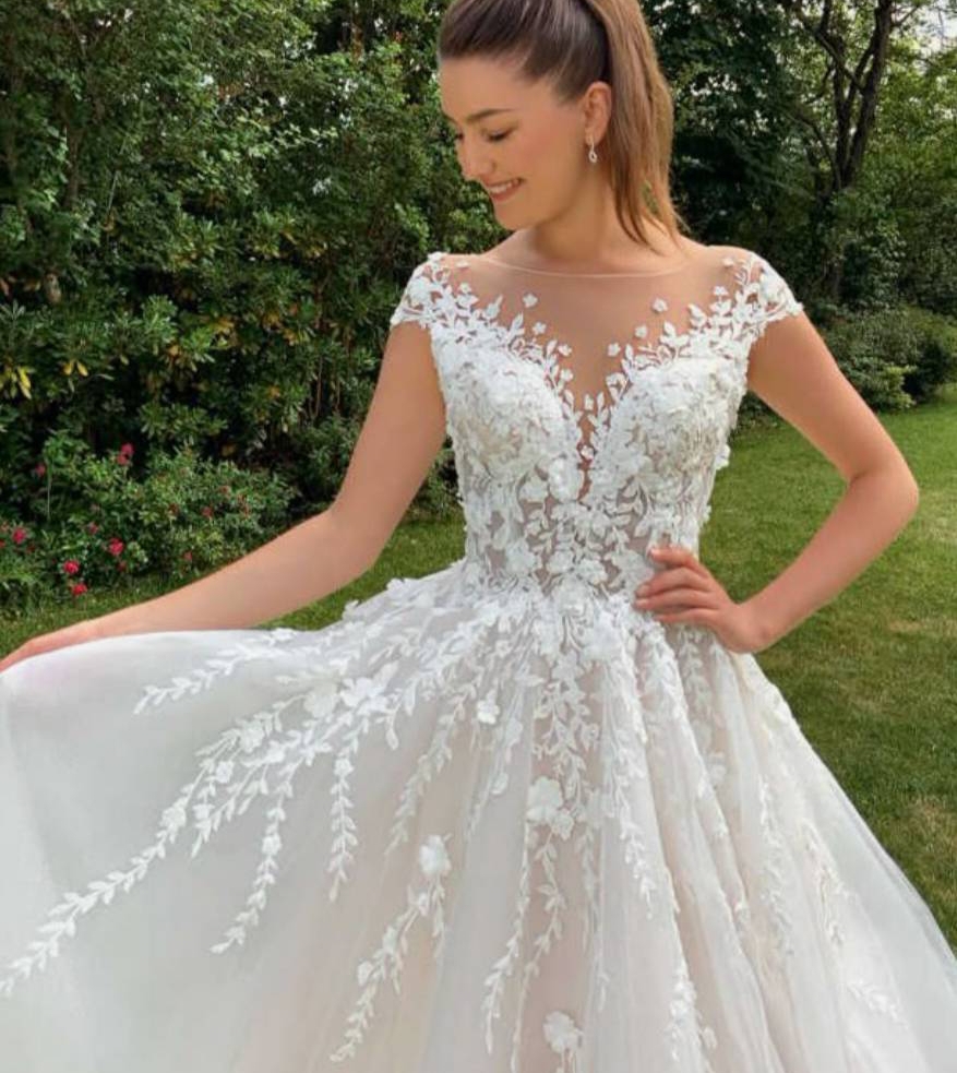 Dantel yaprak motifli illüzyon yaka prenses model gelinlik