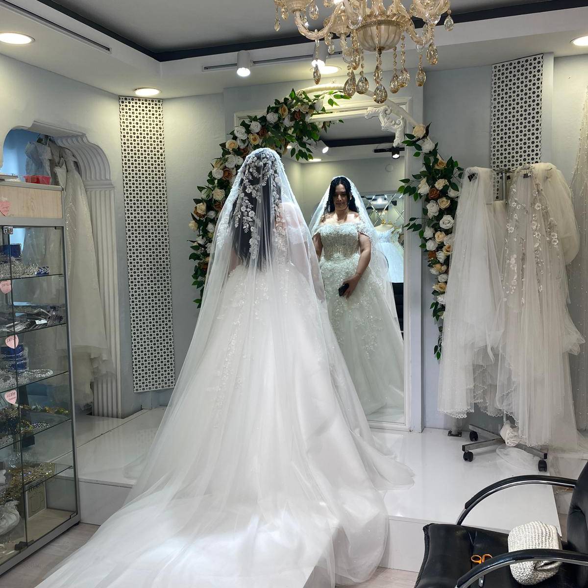 Uzun kuyruklu dantelli duvaklı gelinlik arka görünüm