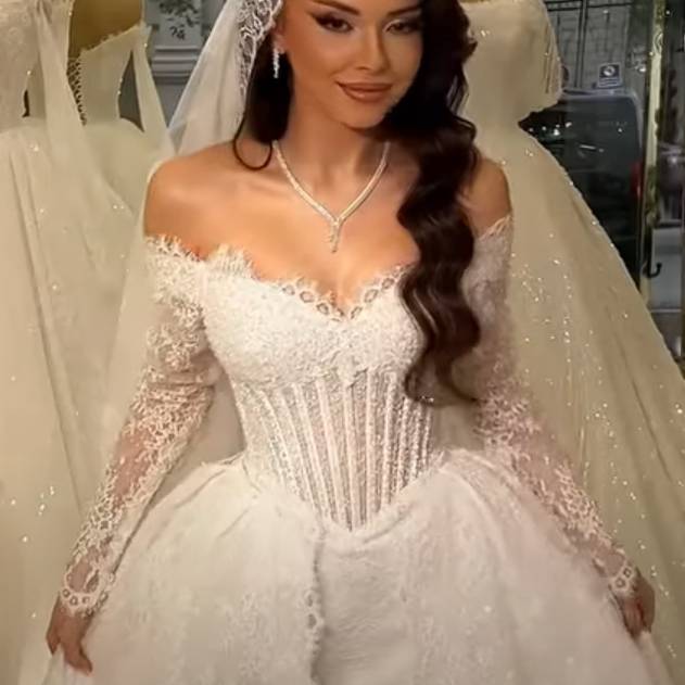 Transparan korsajlı dantelli kabarık gelinlik modeli