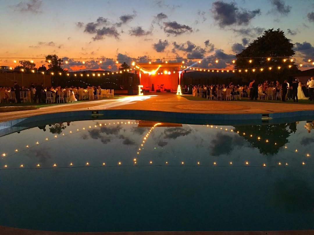 Orman manzaralı Maya Life İstanbul kır düğünü düzeni