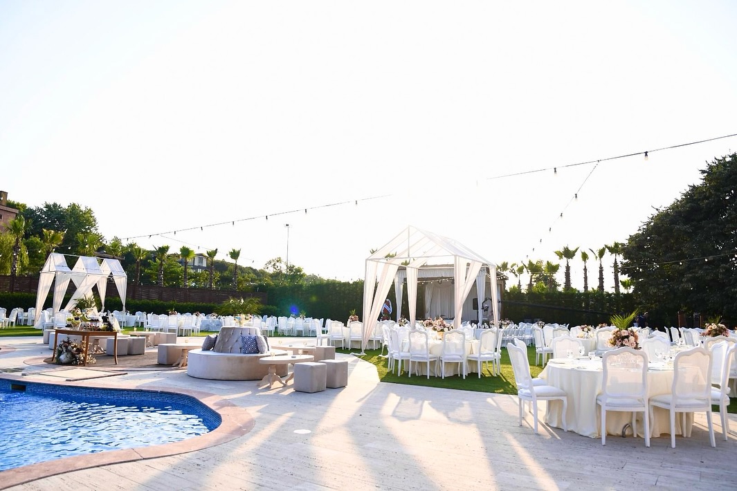 Havuz çevresinde yuvarlak masa düzeni düğün konsepti