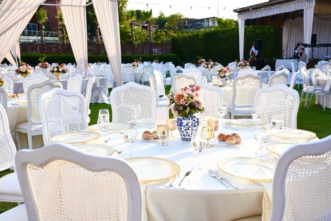 Beyaz masa ve sandalyelerle şık açık hava düğün dekorasyonu