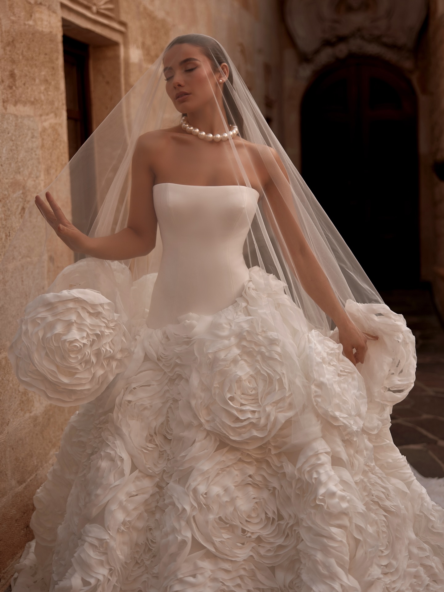 Çiçek dokulu kabarık etekli prenses gelinlik, straplez sade üst bedenle dengelenmiş iddialı bridal görünüm.