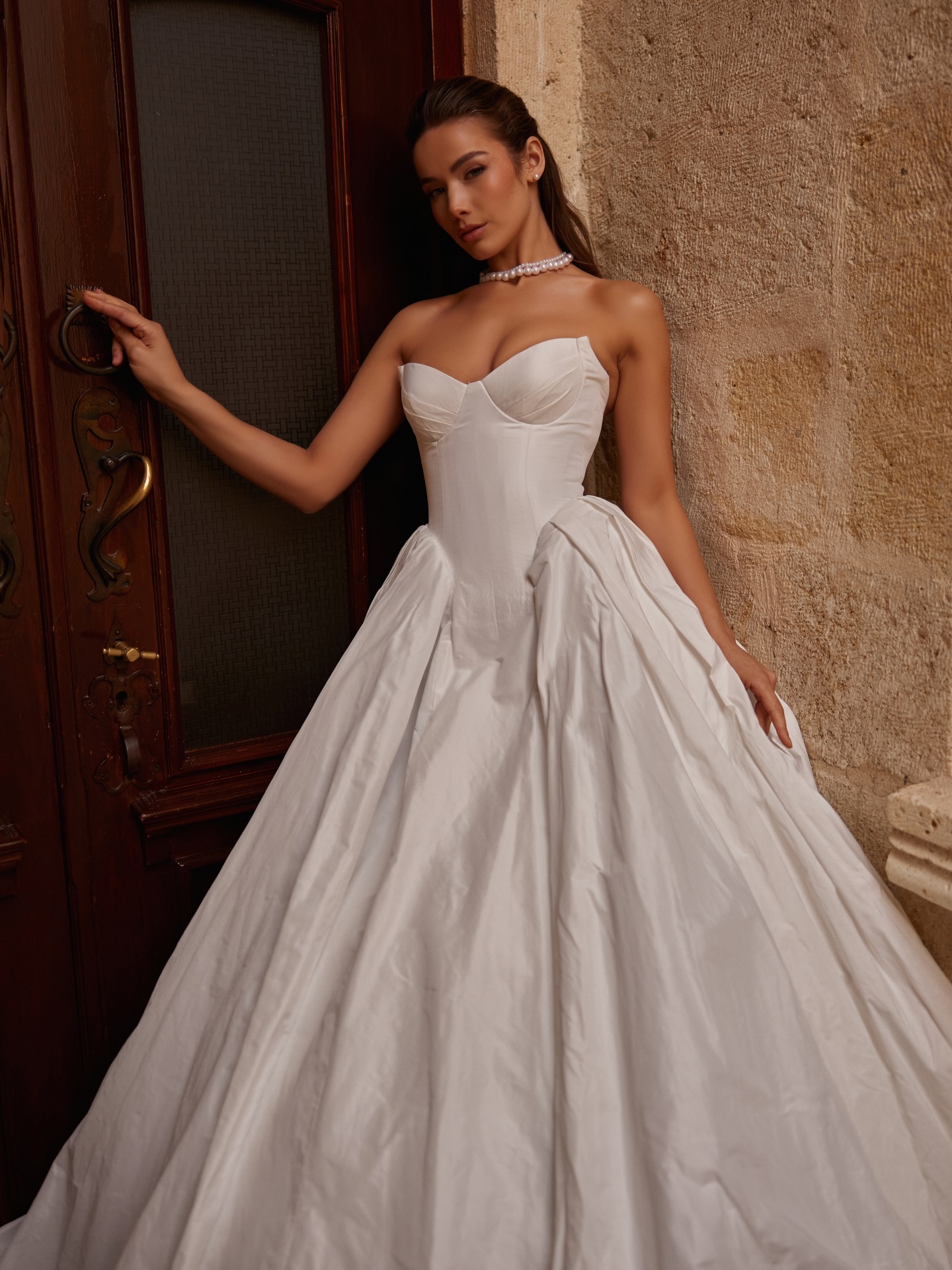 Minimal saten dokulu prenses siluet gelinlik, hacimli etek ve korseli üst detay