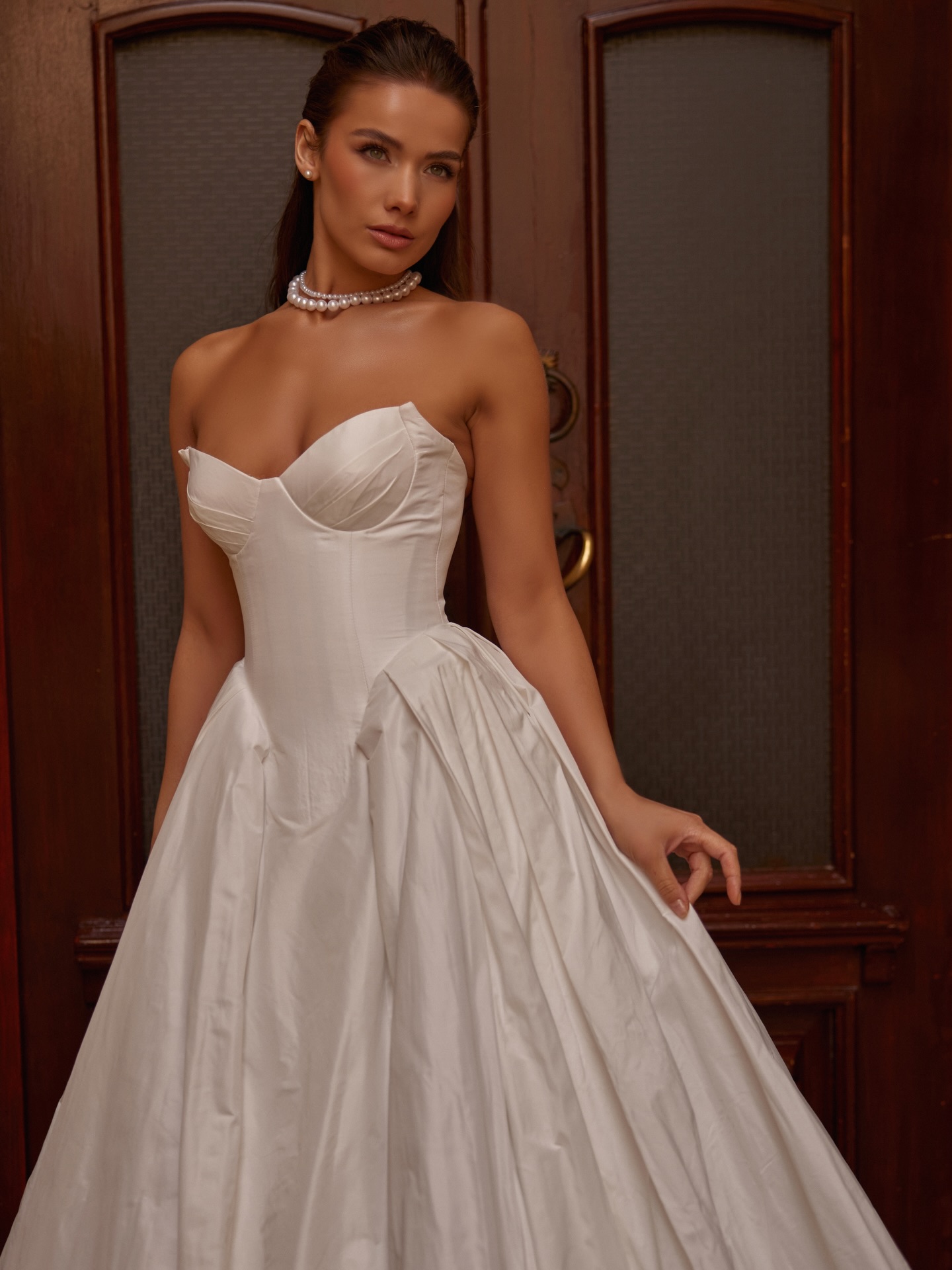 Modern prenses gelinlik: straplez yaka, bel vurgusu ve kabarık etek tasarımı