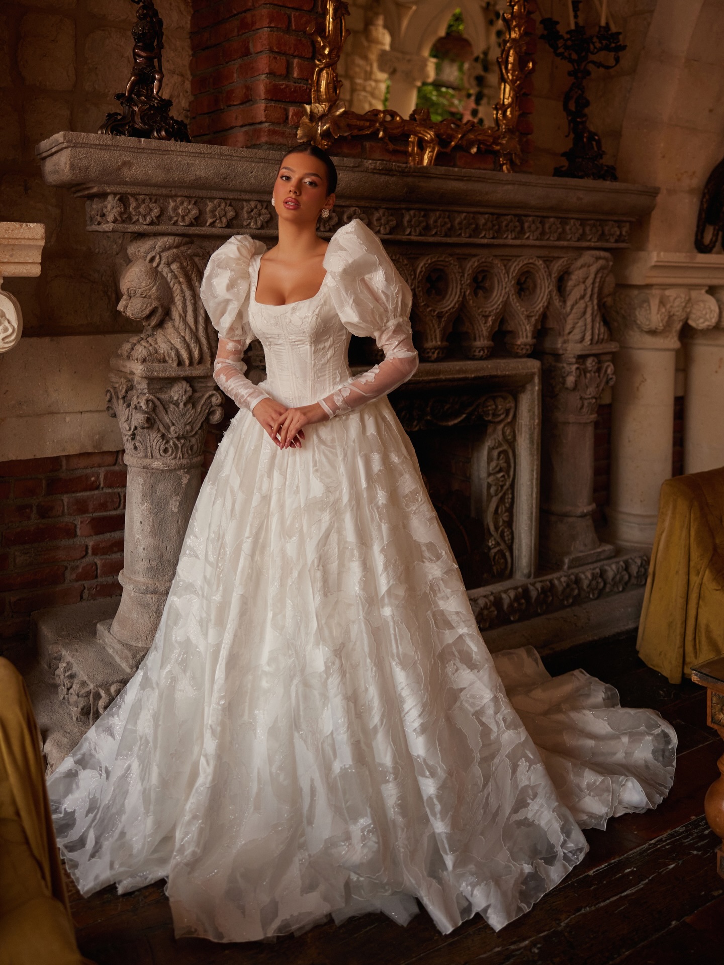 “Mediha Cambaz Bridal prenses gelinlik, uzun kuyruk ve hacimli etek detayıyla tam boy çekim.”