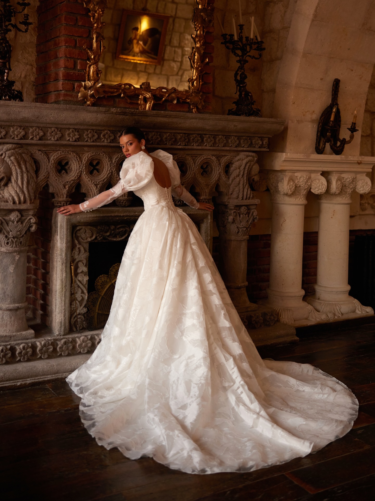 “Açık sırtlı prenses gelinlik modeli, transparan uzun kol detayıyla arkadan görünüm.”