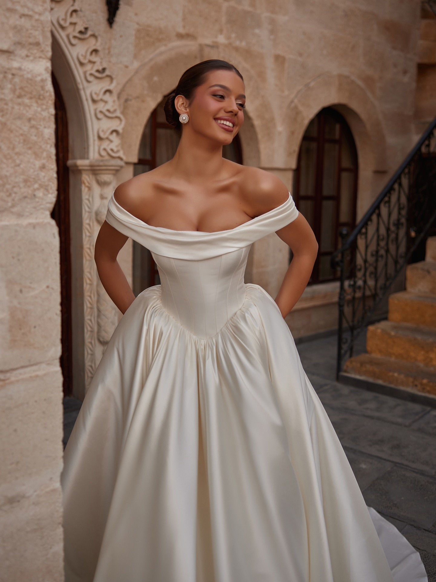 Düşük omuzlu, bel vurgulu korsajlı prenses gelinlik ile romantik ve modern gelin stili.