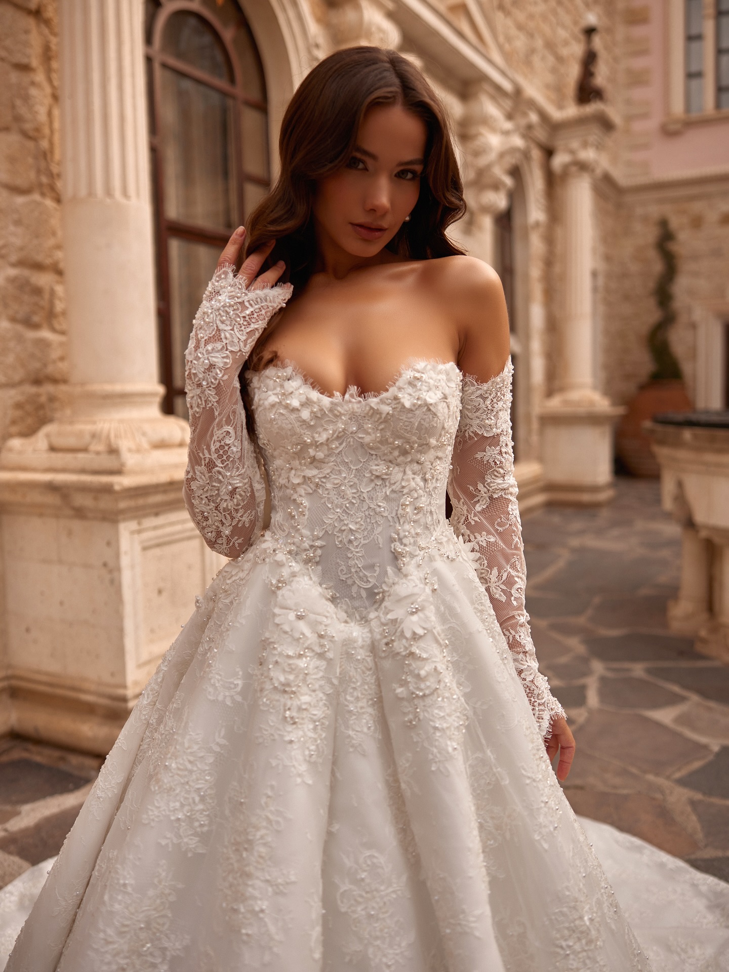  Dantel dokulu ve boncuk işlemeli prenses gelinlik modeli, romantik dış çekim konseptinde zarif duruş.