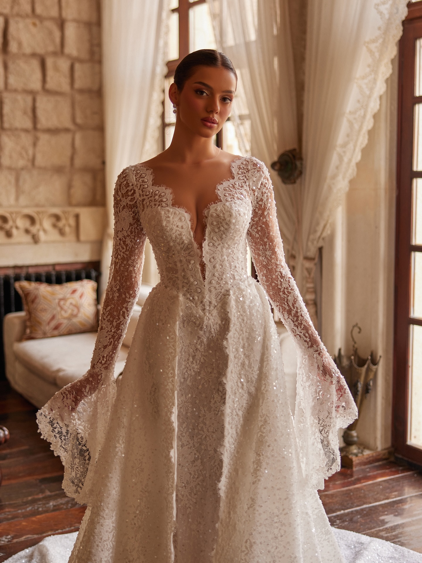 Yakın planda dantel ve parlak işlemeleri öne çıkan gelinlik modeli, modern romantik gelin görünümü.