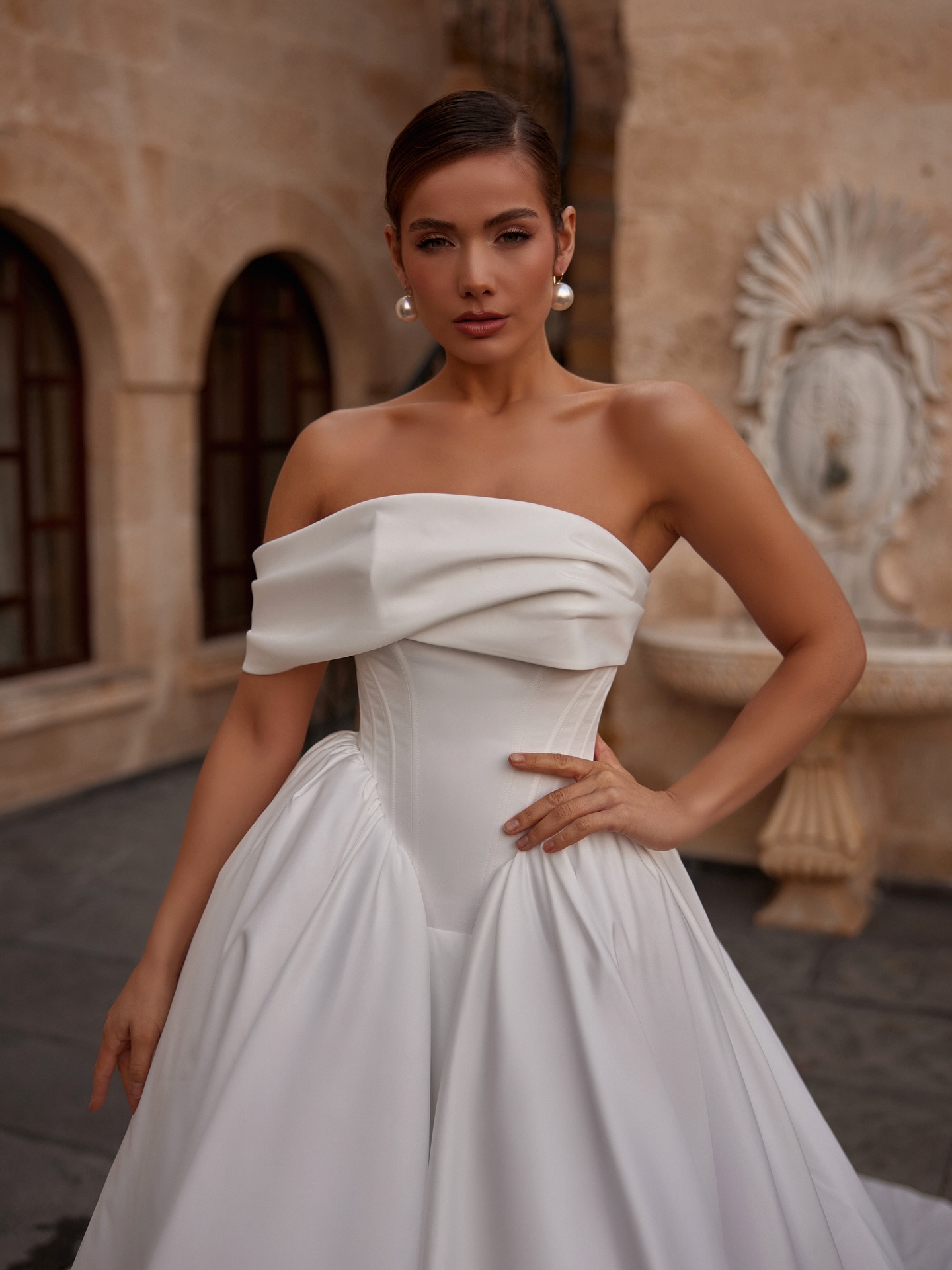 Korsaj formu ve hacimli prenses eteğiyle sade-şıklığı buluşturan Mediha Cambaz Bridal gelinlik yakın plan görünüm.