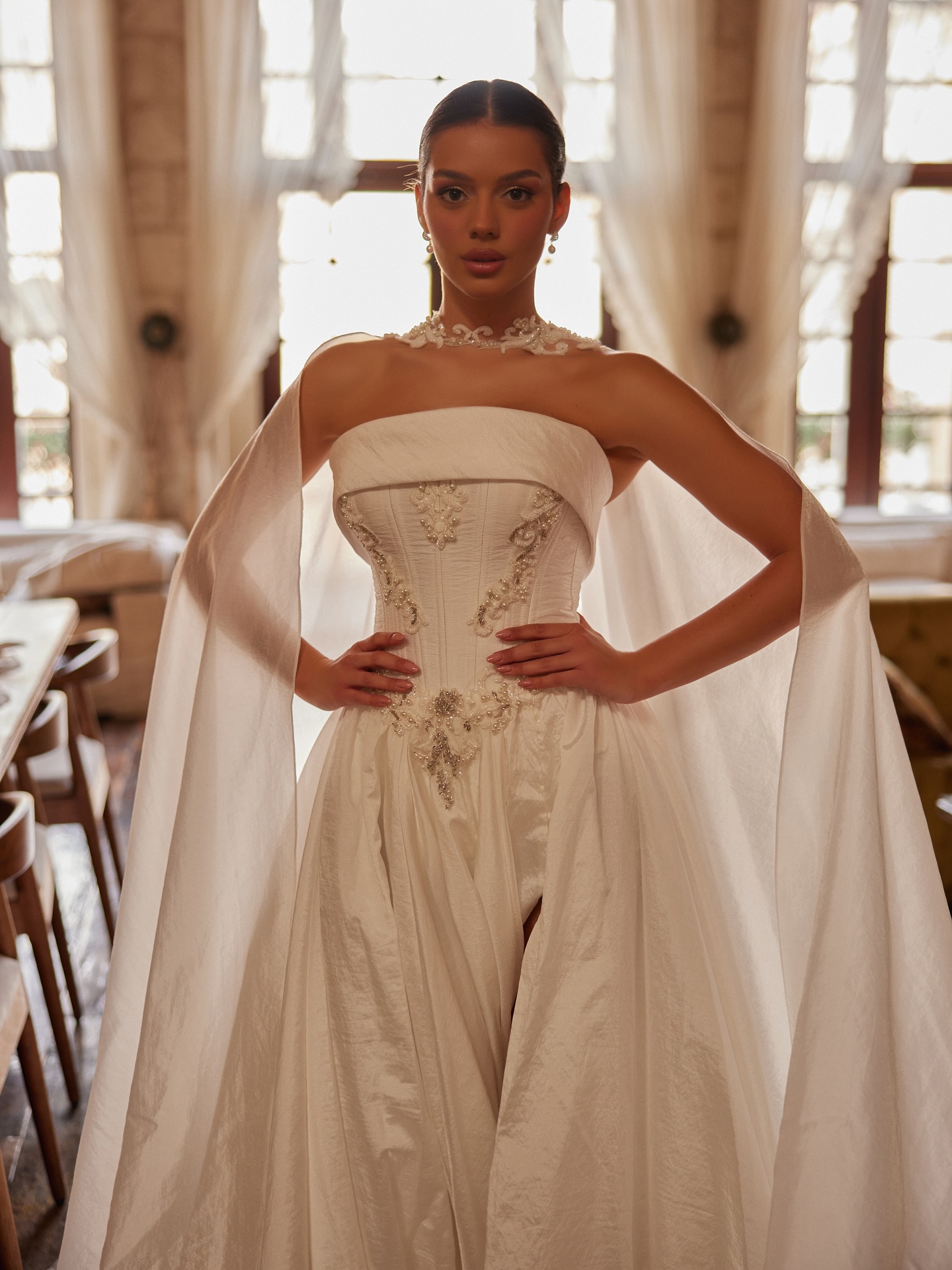 Straplez korse gelinlik yakın plan, taş işlemeler ve pelerin formuyla modern gelin şıklığı