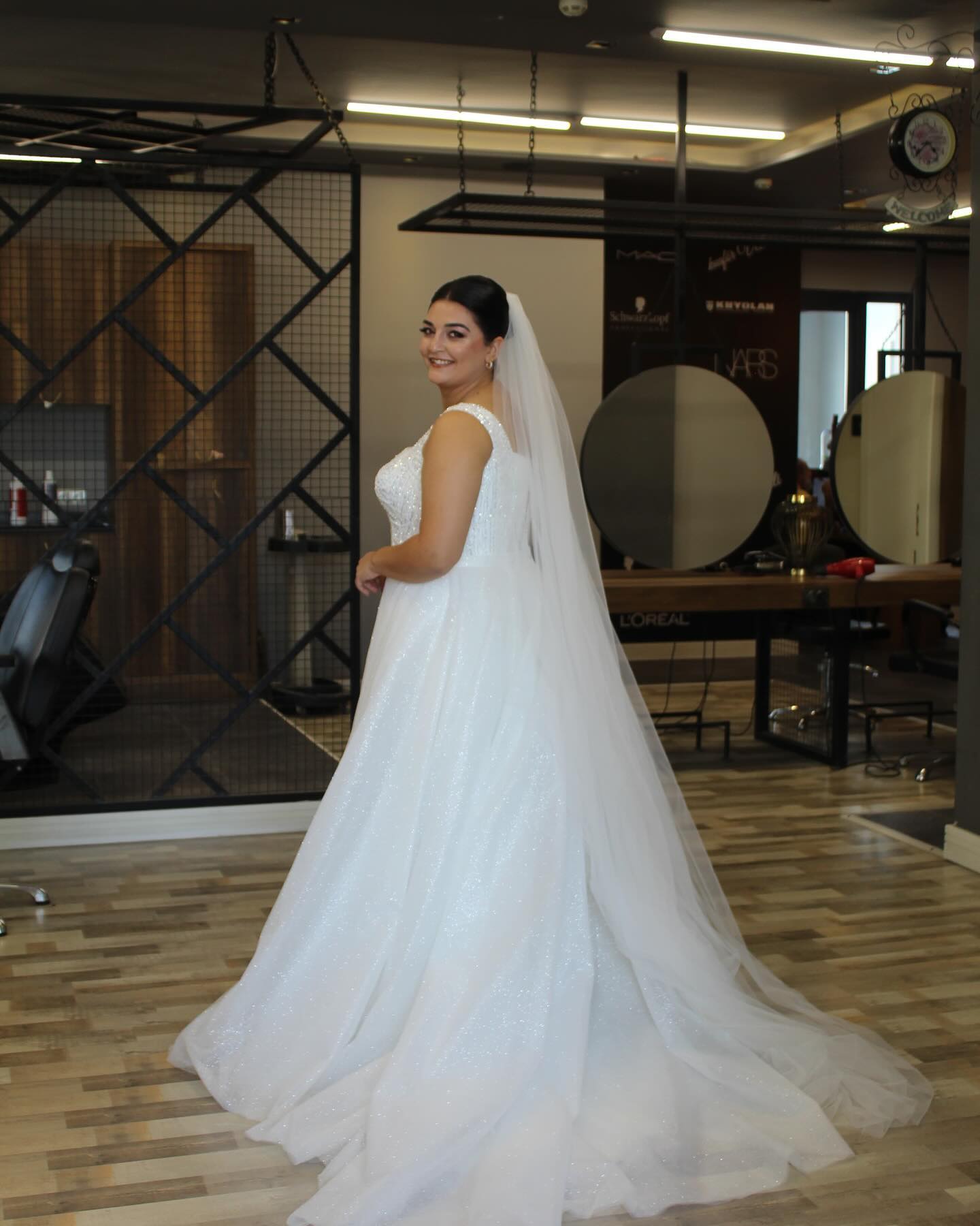 “Simli tül A kesim gelinlik ve uzun duvak görünümü”