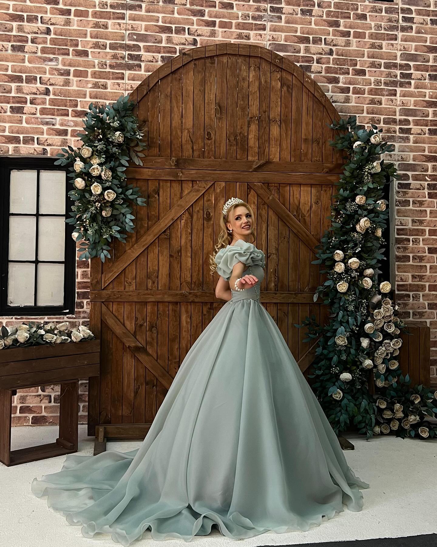 “Kır düğünü konseptine uygun romantik prenses gelinlik tasarımı”