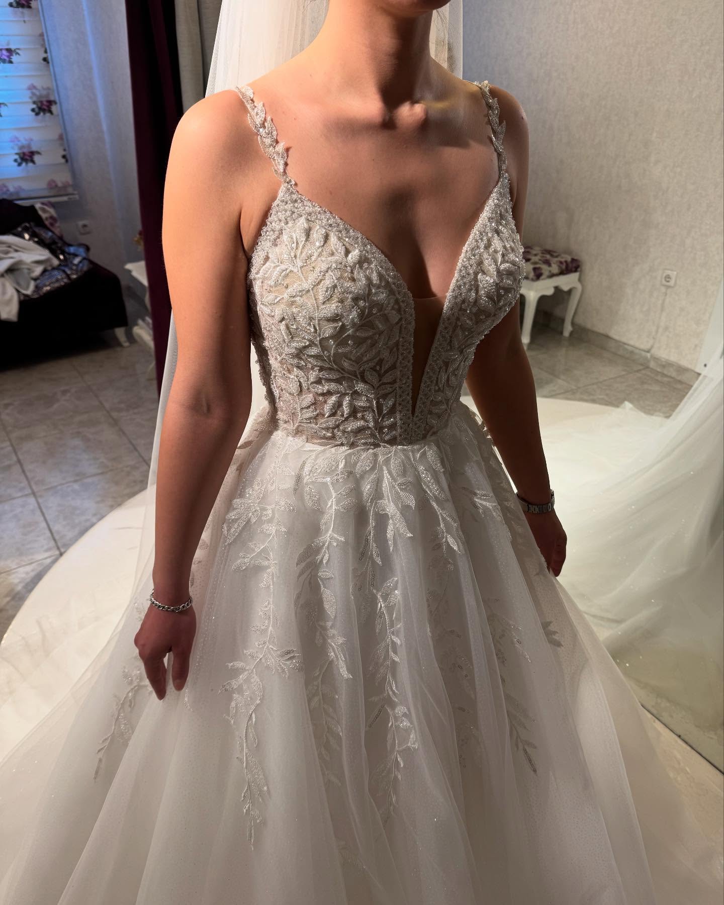 “V yaka askılı dantel işlemeli modern gelinlik modeli”