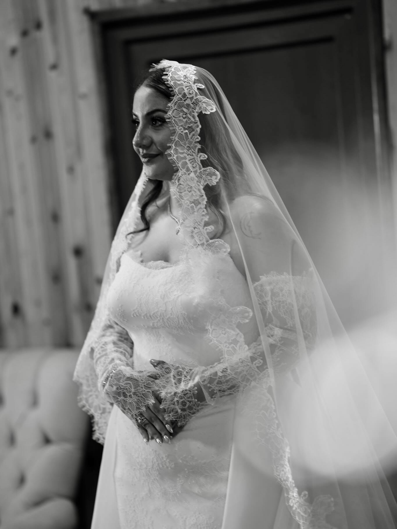 “Zamansız dantel detaylı gelinlik ve vintage duvak stili”