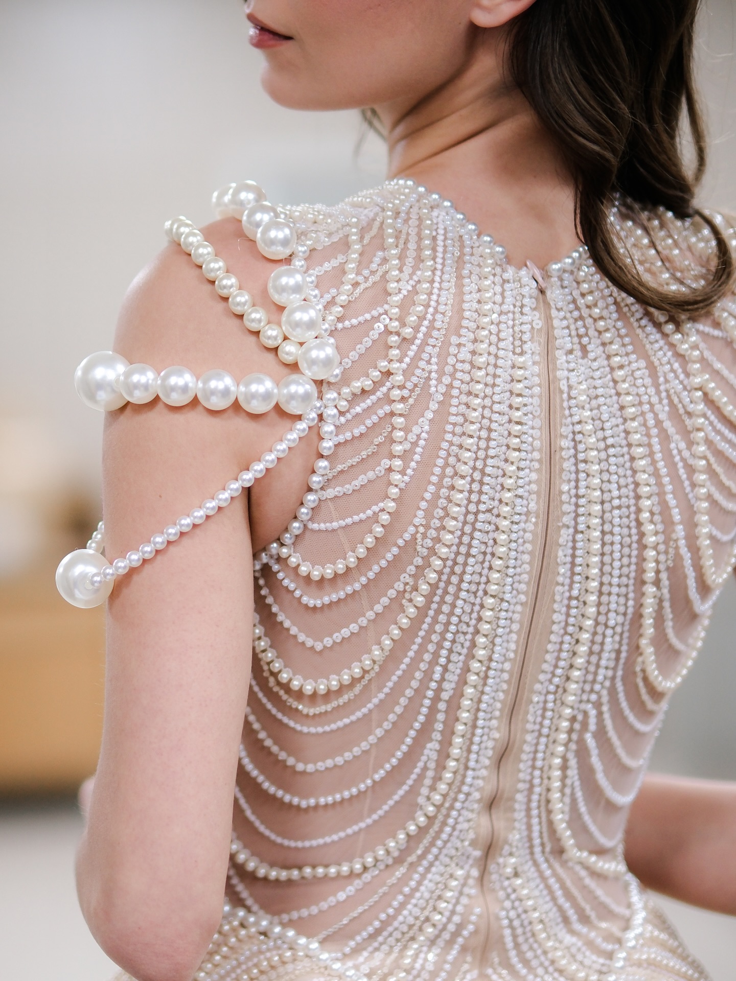 Meltem Aybar Modaevi inci işlemeli omuz detaylı after party elbisesi sırt yakın çekim