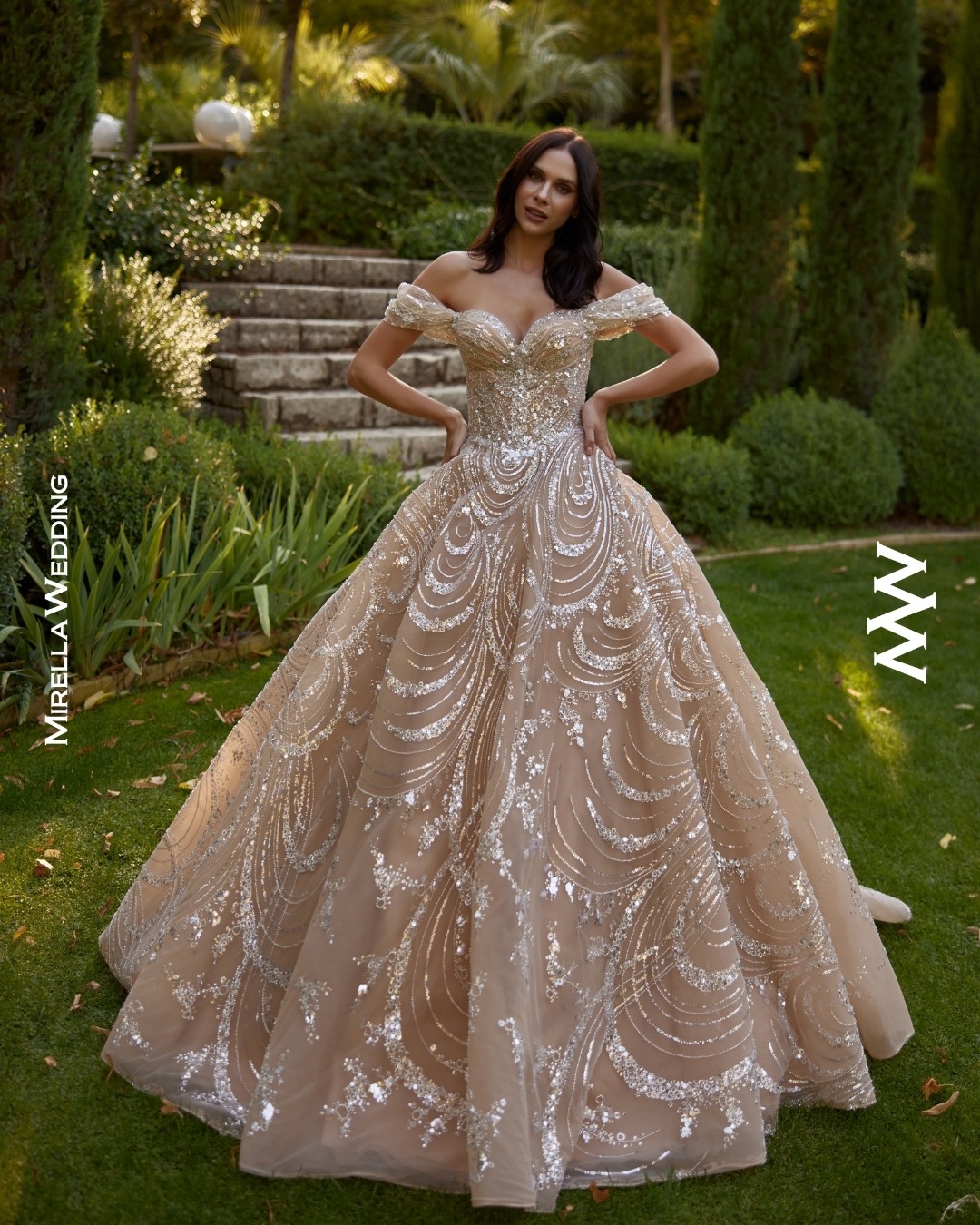 Şampanya tonlarında sim işlemeli prenses kesim gelinlik, düşük omuz detaylı