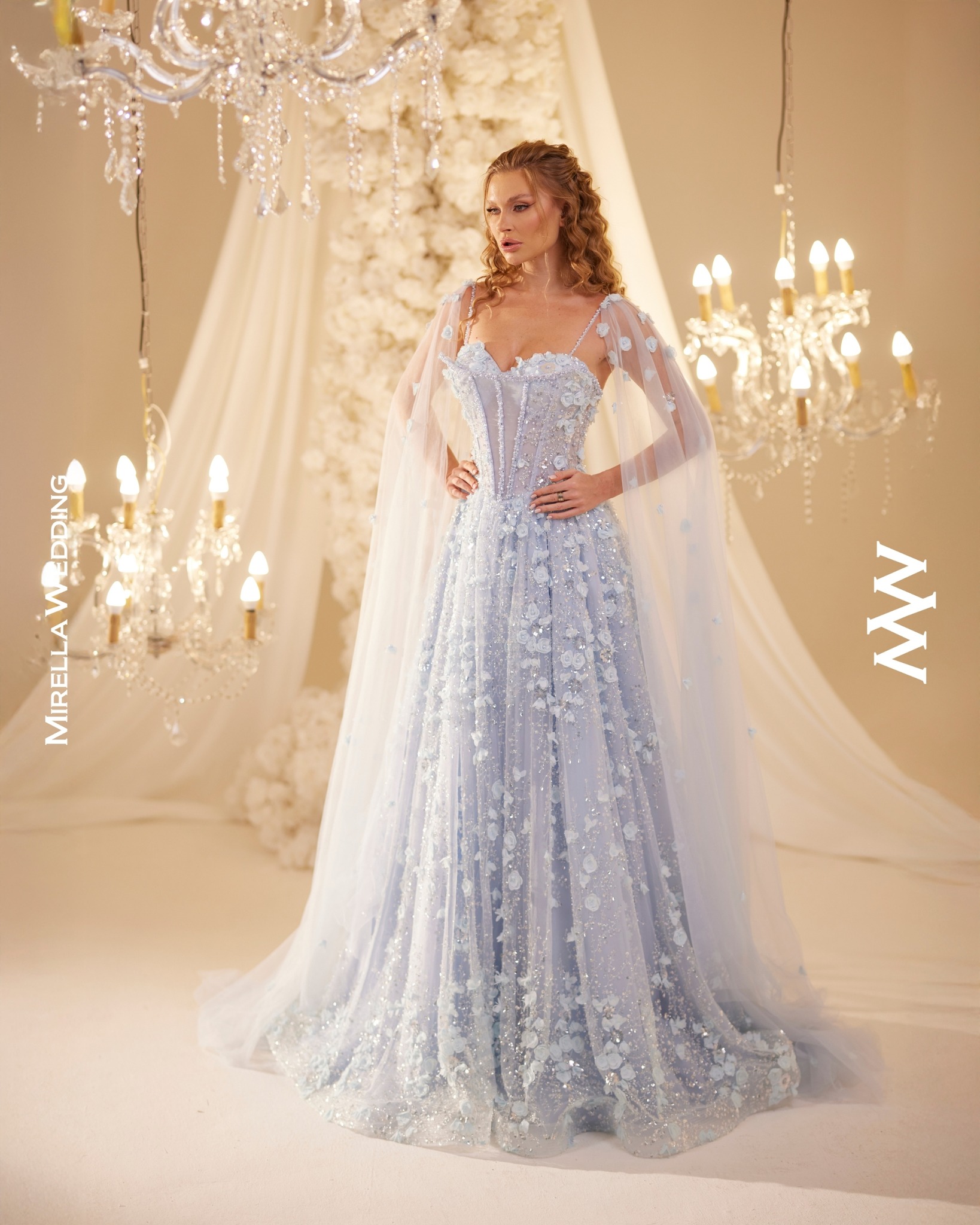 Açık mavi çiçek işlemeli korseli gelinlik ve uzun tül pelerin