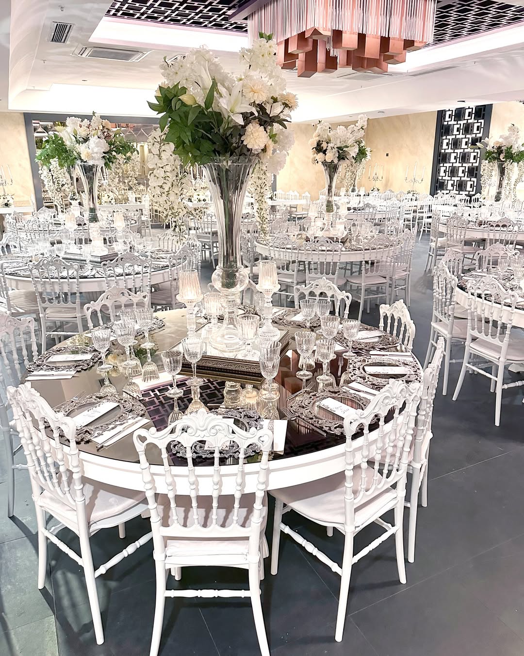 Işıklı ve şamdanlı düğün masa konsepti