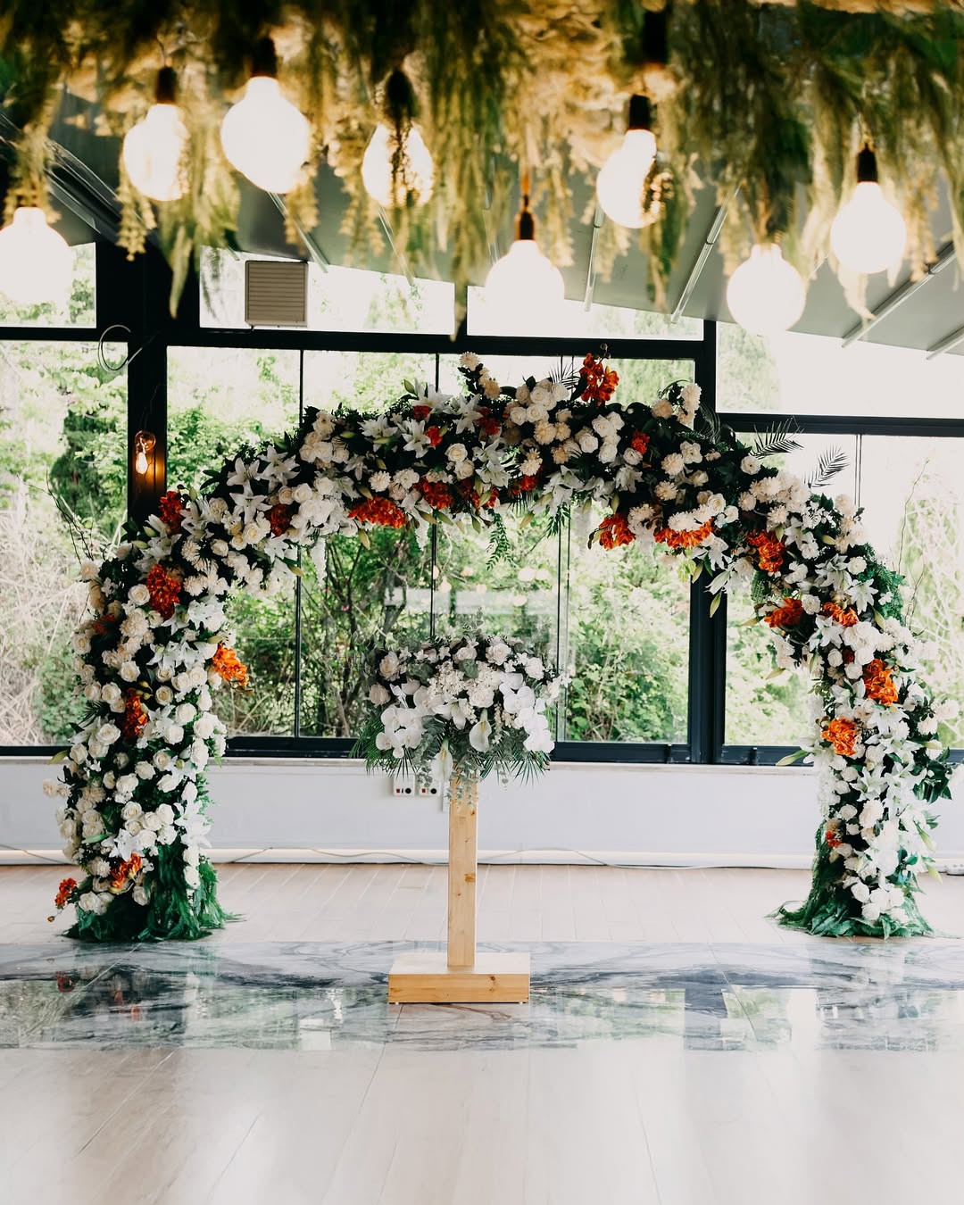 Modern nikâh alanı floral kemer tasarımı