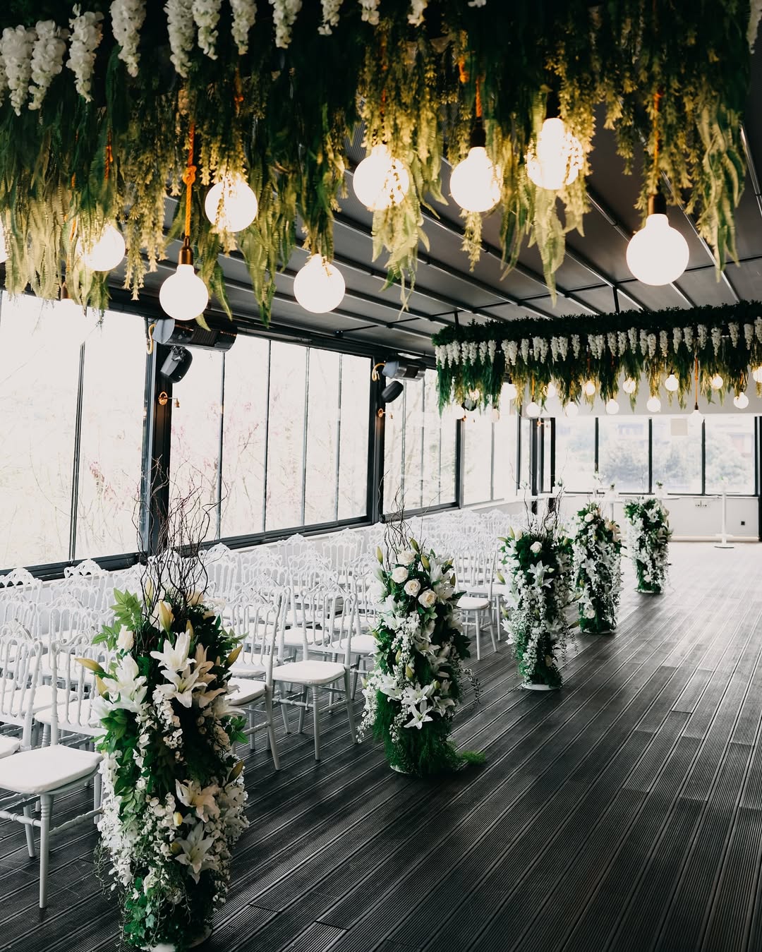 Şeffaf cam şamdanlı düğün masası detayı