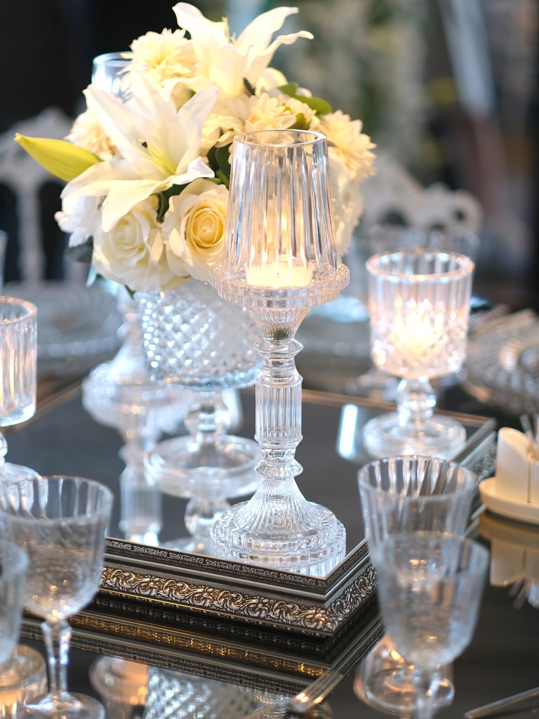 Yeşil ve beyaz tonlarda salon düğünü dekorasyonu