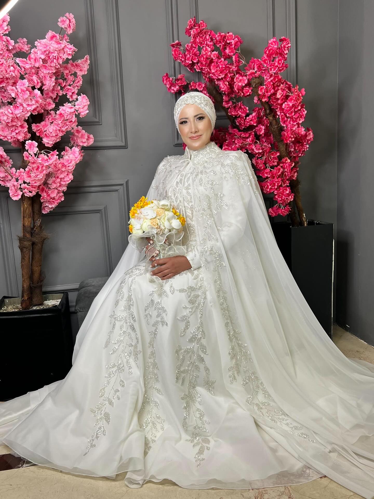 Pelerinli işlemeli tesettür A kesim gelinlik kırık beyaz ton