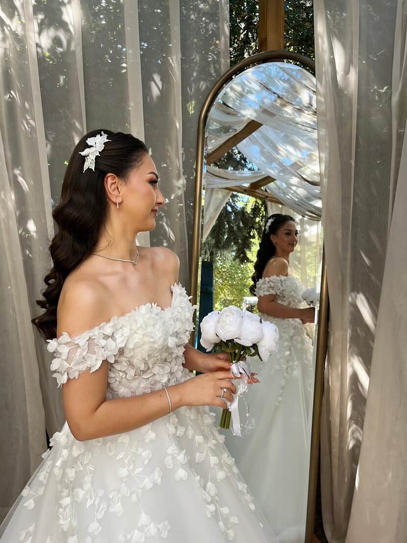 Çiçek aplikeli omuz detaylı A kesim nikâh gelinliği