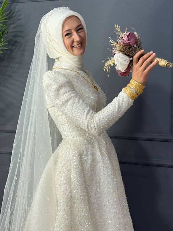 Uzun kollu simli tesettür gelinlik ve duvak uyumu