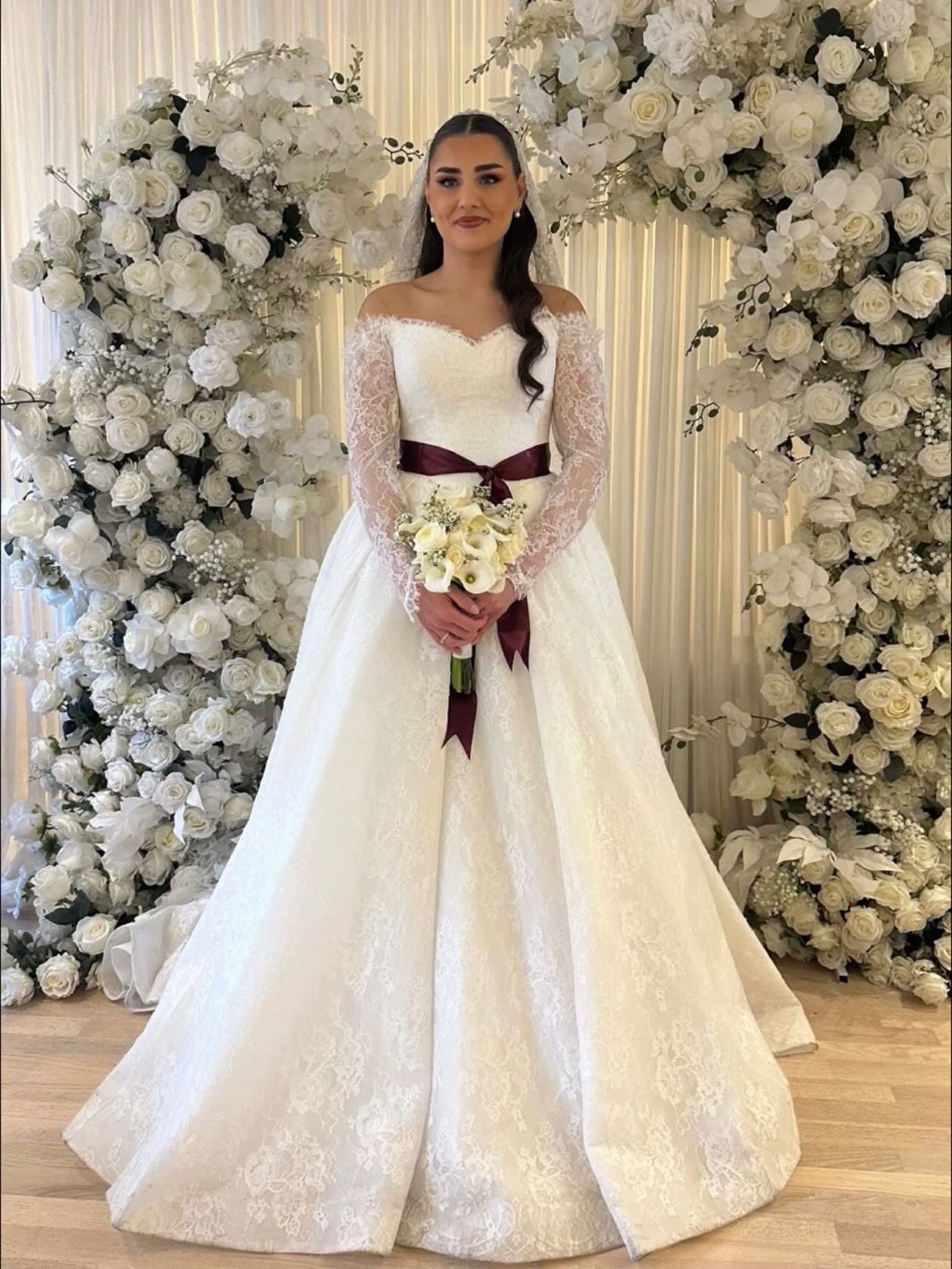 Dantel uzun kollu A kesim gelinlik bordo kemer detay