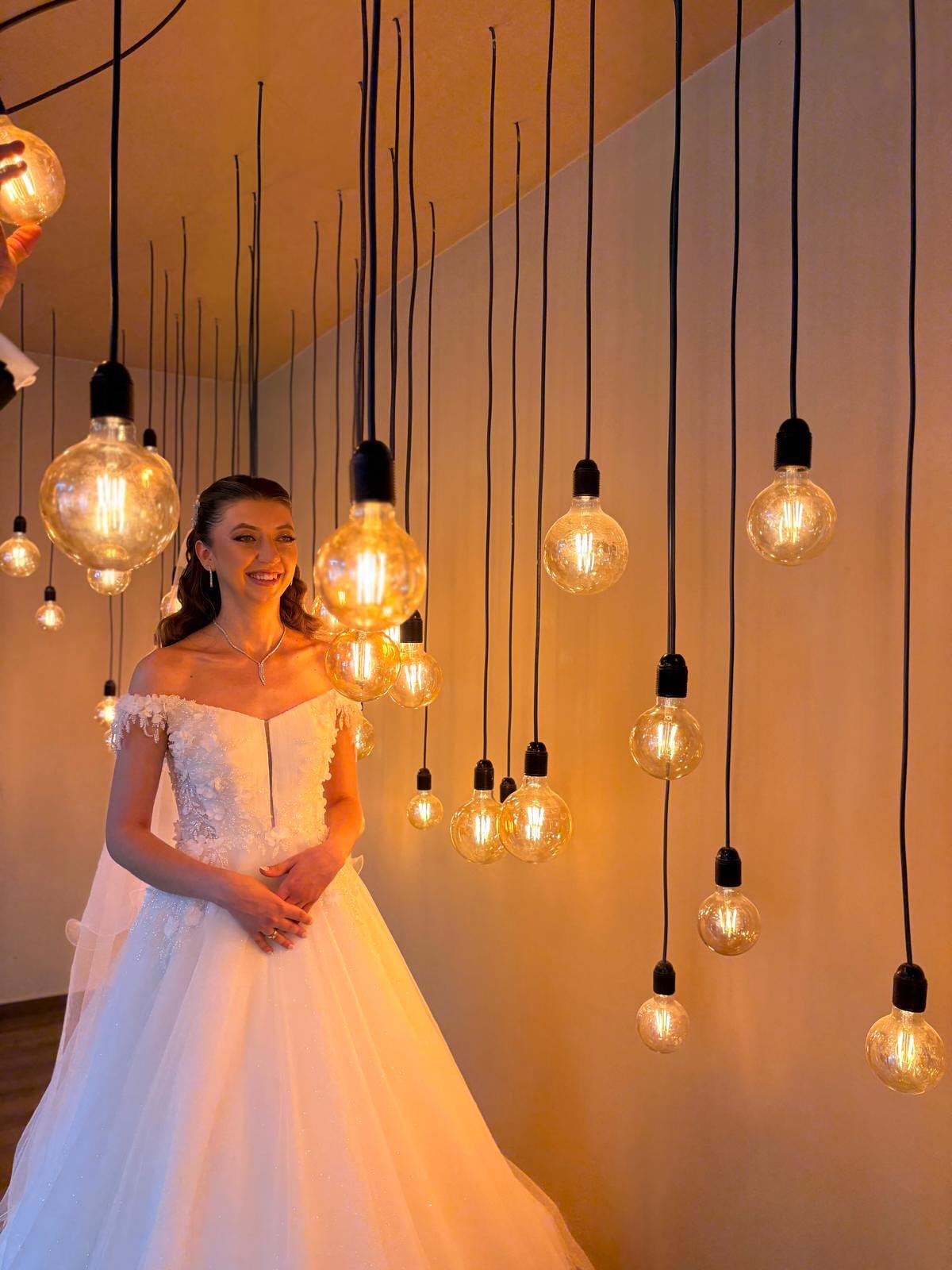 Modern prenses model askılı gelinlik sıcak ışık çekimi