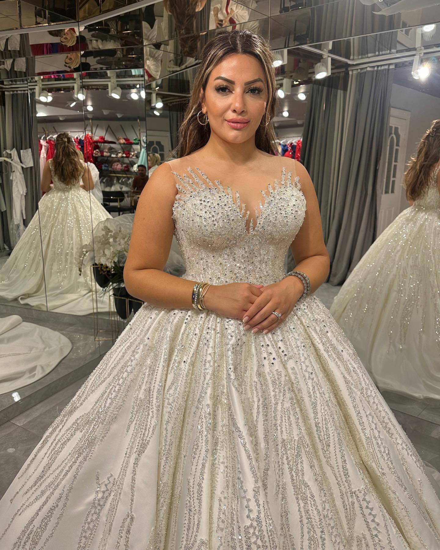 New Moda taş detaylı prenses gelinlik, kabarık etek ve yoğun simli işlemelerle gelinlik prova çekimi