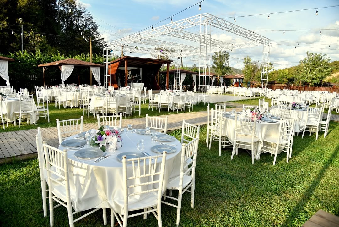 Doğal çim zeminde bohem konsept düğün masa düzeni