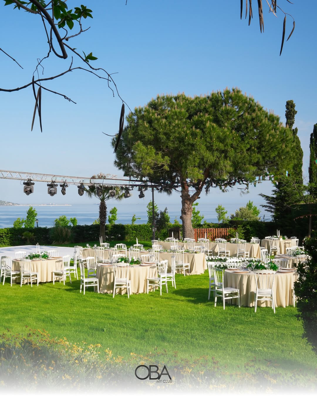 Beyaz sandalyeli bohem düğün konsepti