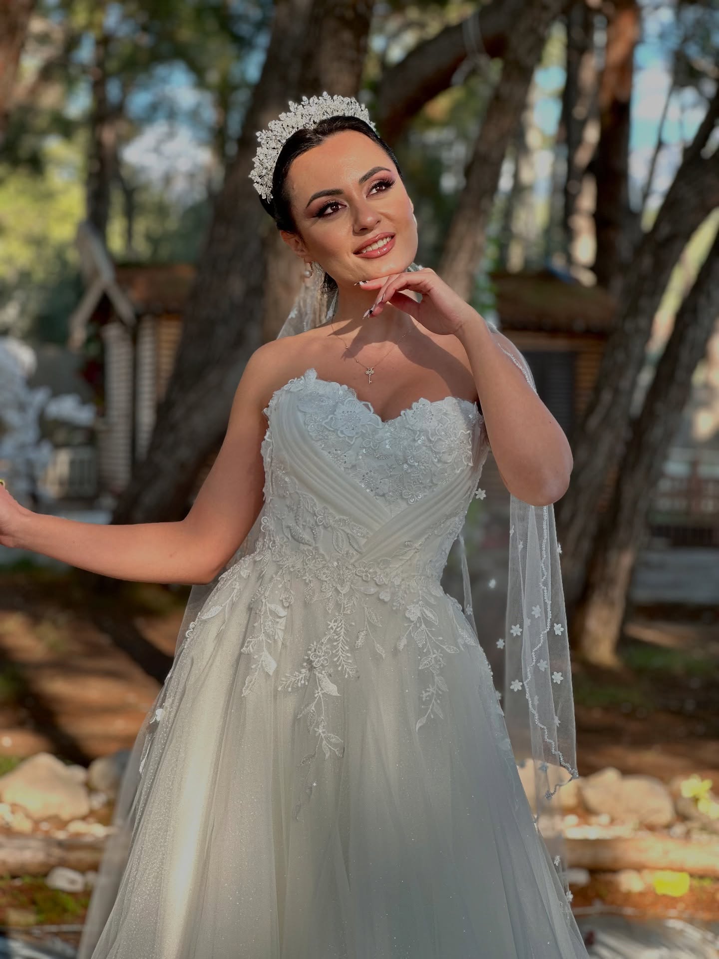 Taç ve duvak detaylı straplez A kesim gelinlik, dantel işlemeli romantik gelin konsepti – Okyanus Sposa