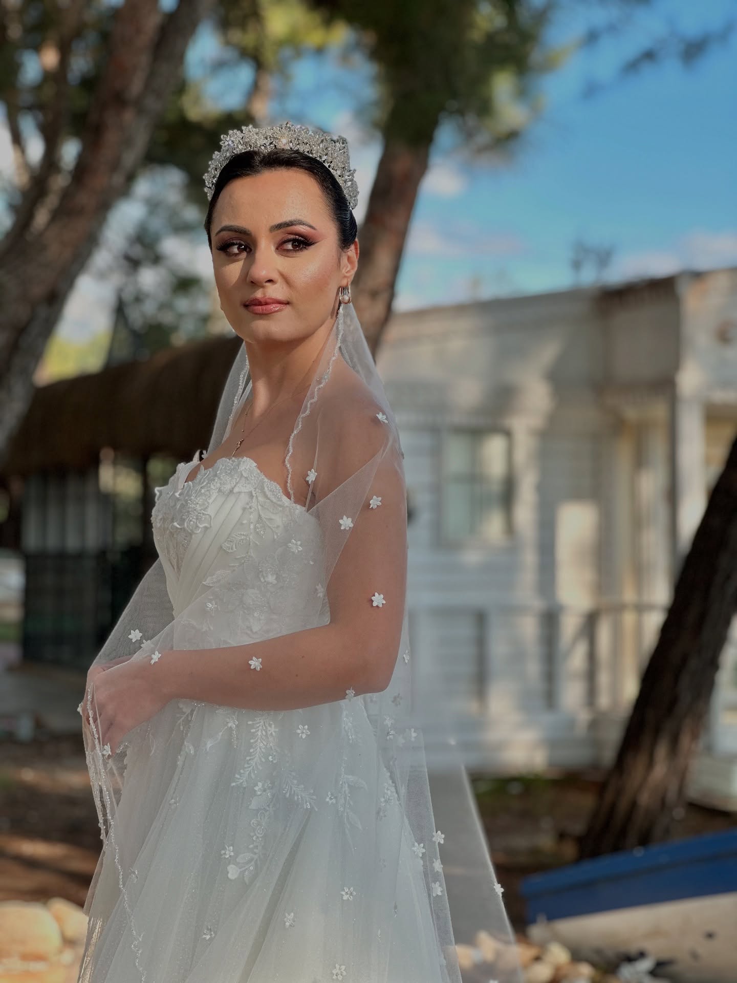 Straplez kalp yaka A kesim gelinlik, tül etek ve çiçek işlemeli duvakla zarif gelin pozu – Okyanus Sposa