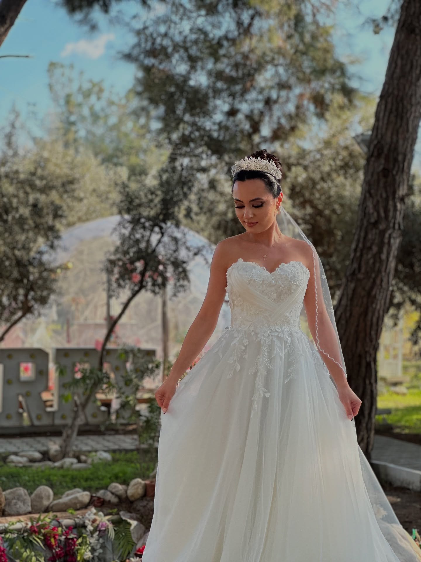 Doğal kır düğünü konseptinde A kesim dantel gelinlik, belden oturan romantik tasarım – Okyanus Sposa