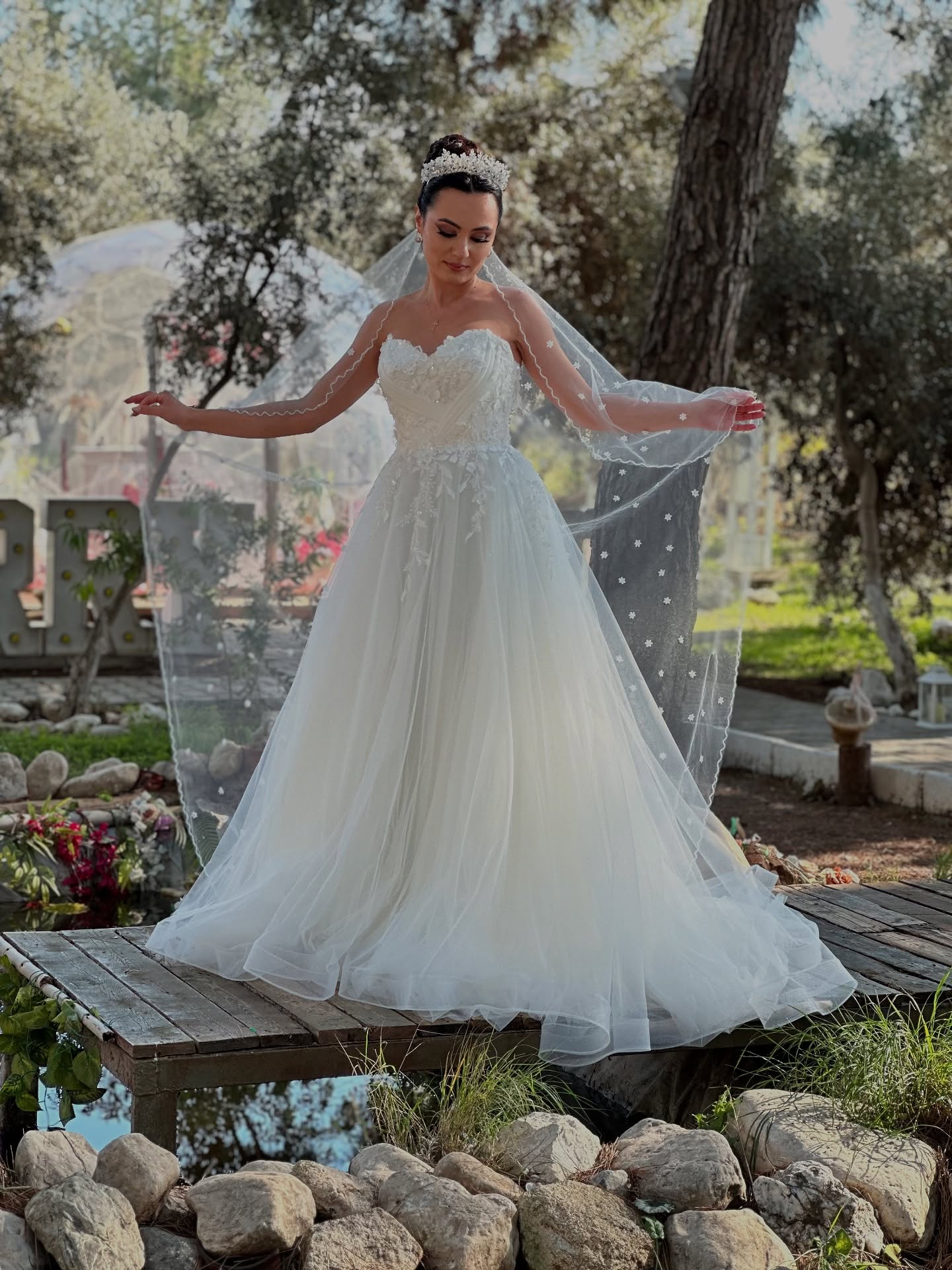 Işıltılı tül etekli A kesim gelinlik, çiçek işlemeli duvakla bahçe düğünü gelin stili – Okyanus Sposa