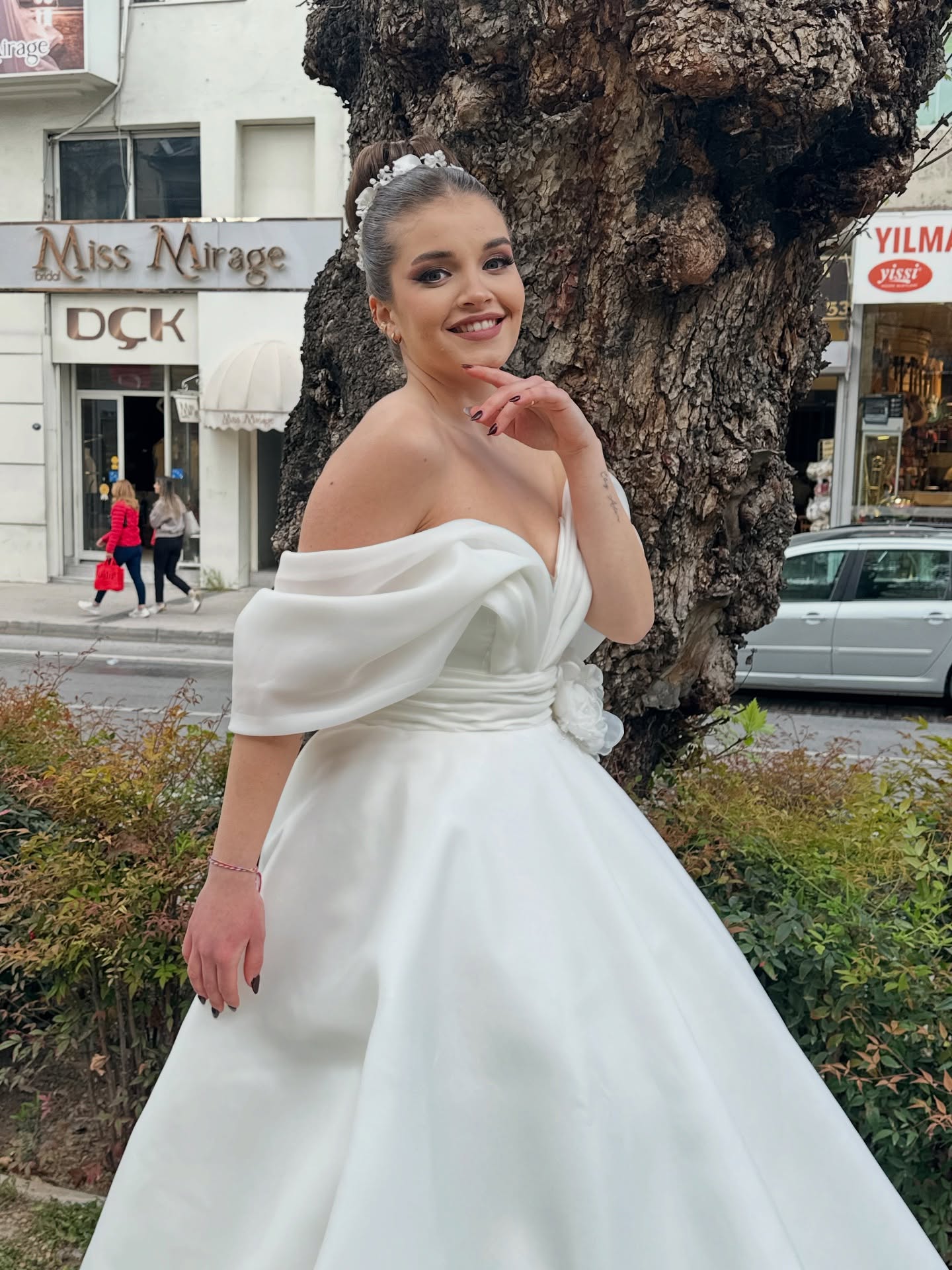 İzmir dış çekim konseptine uygun omuzları açık A kesim gelinlik – sade ve lüks gelinlik modeli