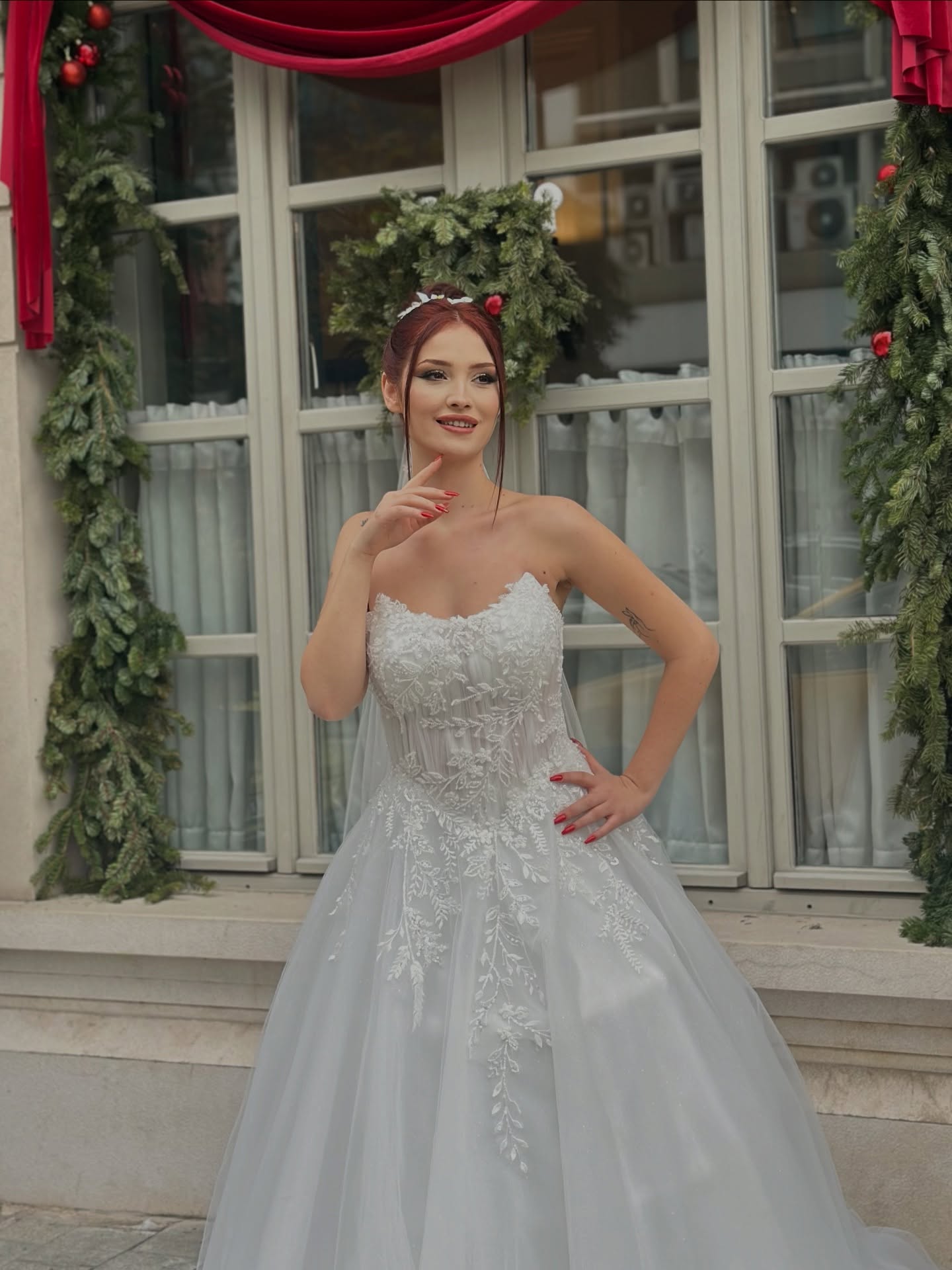 Straplez A kesim prenses gelinlik, dantel işlemeli üst beden ve tül etek detaylarıyla romantik gelin stili