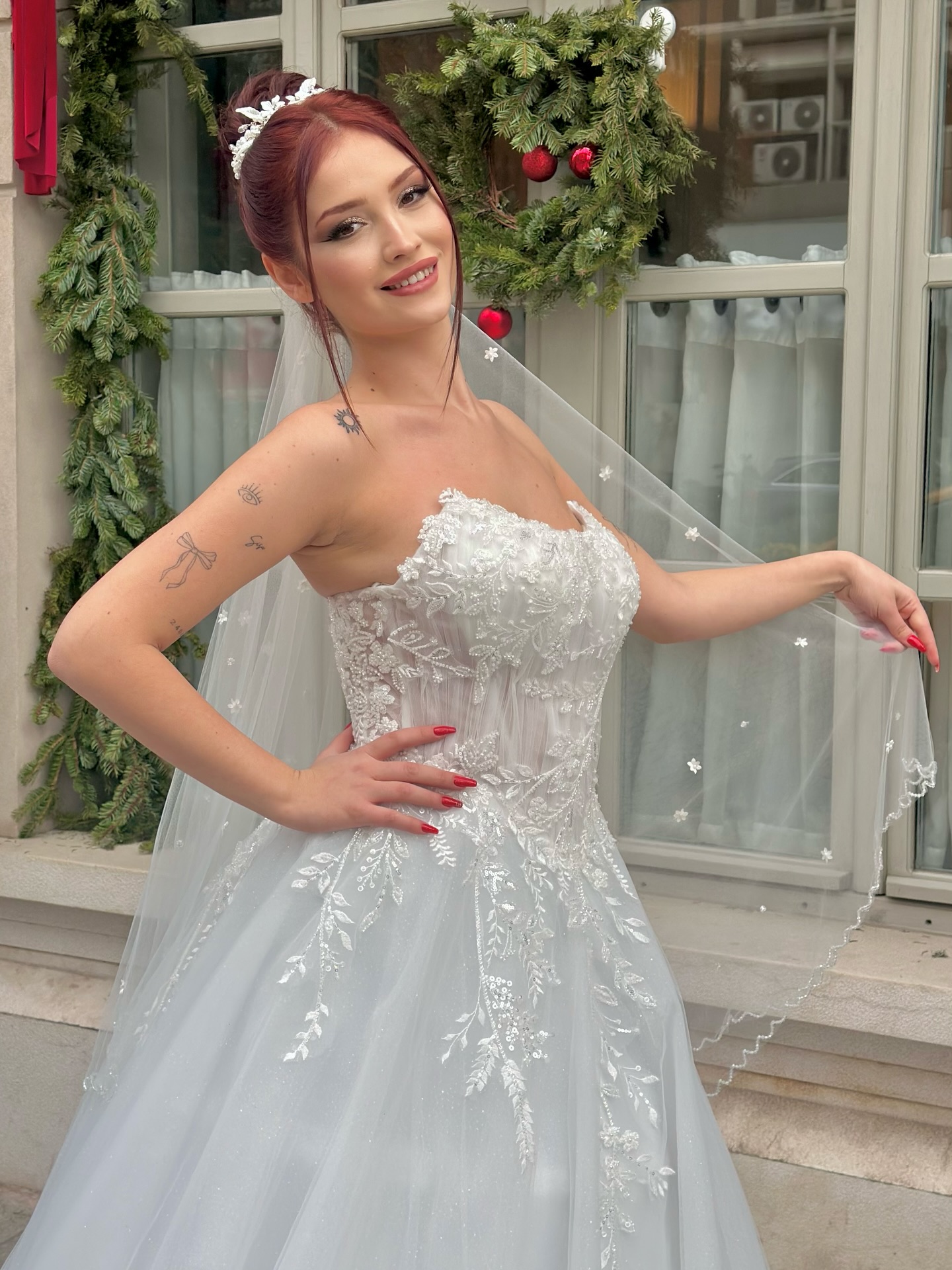 Dantel işlemeli straplez A kesim gelinlik ve duvak kombini, zarif ve masalsı gelin görünümü