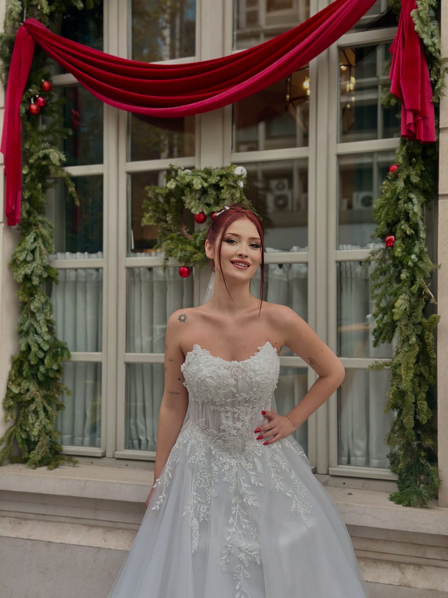 İzmirl dış çekim konseptinde straplez A kesim gelinlik, tül etek ve çiçek dantel detayları